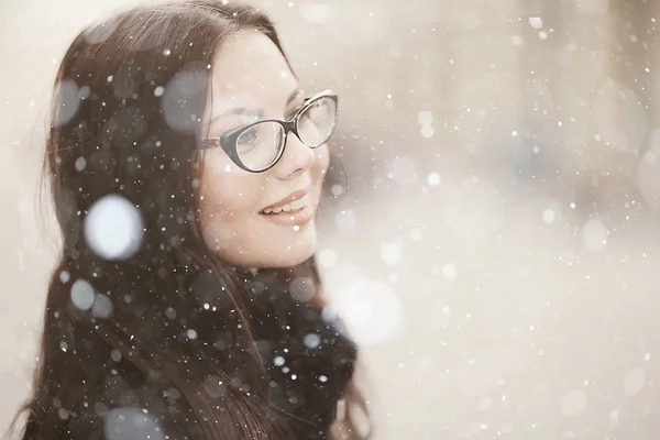 Bril Winter Meisje Sneeuw Koude Dag Stad Mooi Model Jonge — Stockfoto