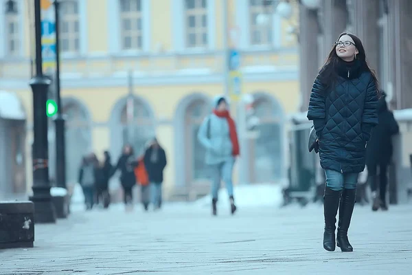 市内の冬の散歩にコートを着た大人モデルの女の子 クリスマス休暇都市ツアー — ストック写真