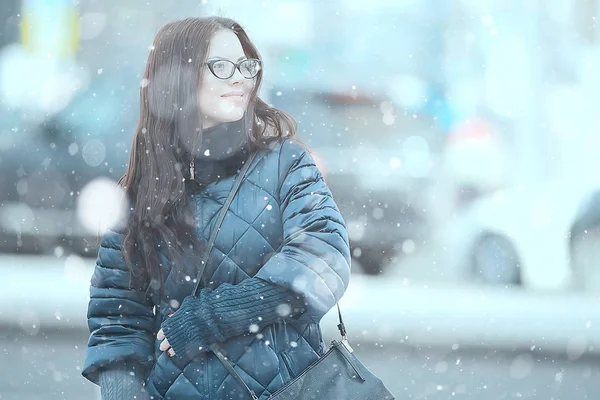 Brýle Zimní Sníh Studený Den Městě Krásná Mladá Žena Brýlemi — Stock fotografie