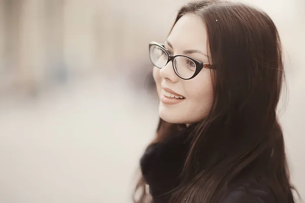 Brýle Zimní Sníh Studený Den Městě Krásná Mladá Žena Brýlemi — Stock fotografie