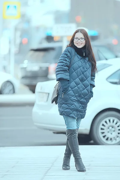 Дівчина Модель Дорослих Пальто Зимовій Прогулянці Місті Різдвяні Канікули Міський — стокове фото