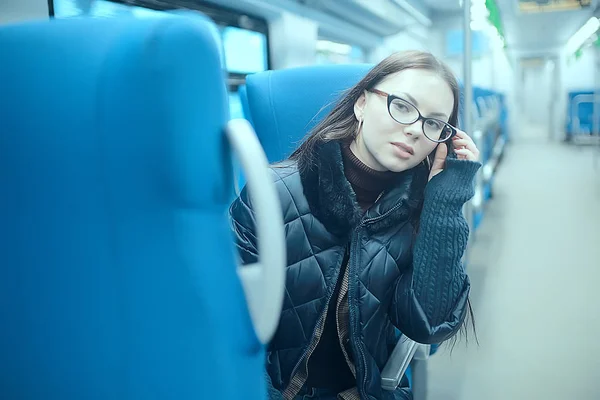 Menina Senta Trem Transporte Inverno Uma Menina Adulta Senta Lado — Fotografia de Stock