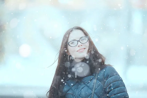 都会のメガネ冬の女の子雪 寒い日 寒い冬にメガネをかけた美しいモデル若い女性 — ストック写真