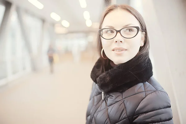 成人模型女孩在冬天走在城市 圣诞假期城市之旅的外套 — 图库照片