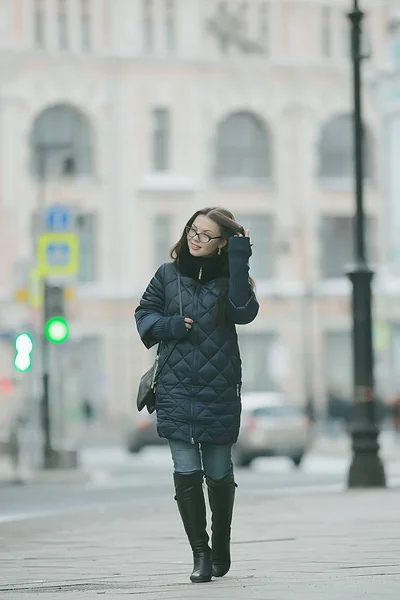 Vuxen Modell Flicka Kappa Vinter Promenad Staden Christmas Vacation City — Stockfoto
