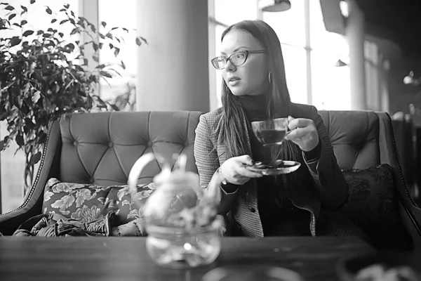 Девушка Кафе Пьет Чай Современное Кафе Молодая Взрослая Модель Пьет — стоковое фото