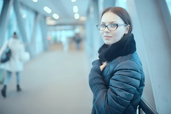 Glasögon Vinter Flicka Snö Kall Dag Staden Vacker Modell Ung — Stockfoto