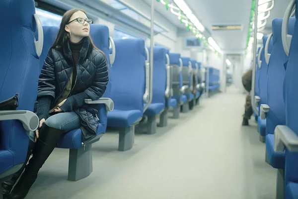 Mädchen Sitzt Zug Wintertransport Ein Erwachsenes Mädchen Sitzt Zugfenster — Stockfoto