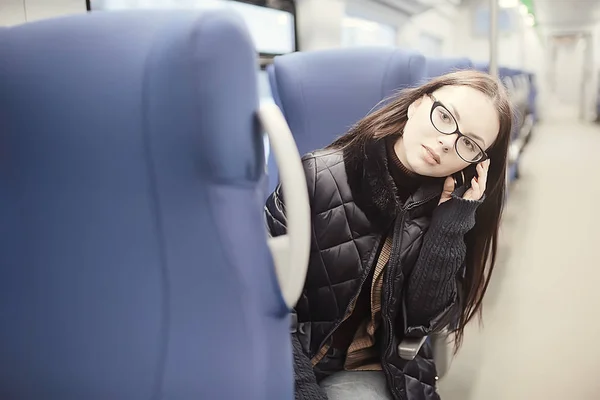 女の子は電車に座る 冬の輸送 1人の大人の女の子は 列車の窓の側に座って旅行 — ストック写真