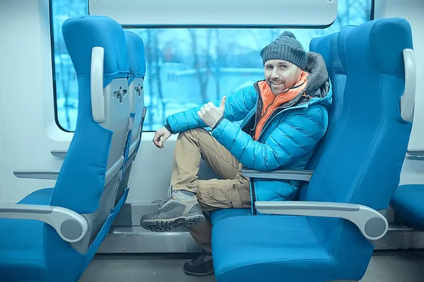 Uomo Siede Vicino Finestrino Nel Treno Concetto Trasporto Persone Passeggeri — Foto Stock