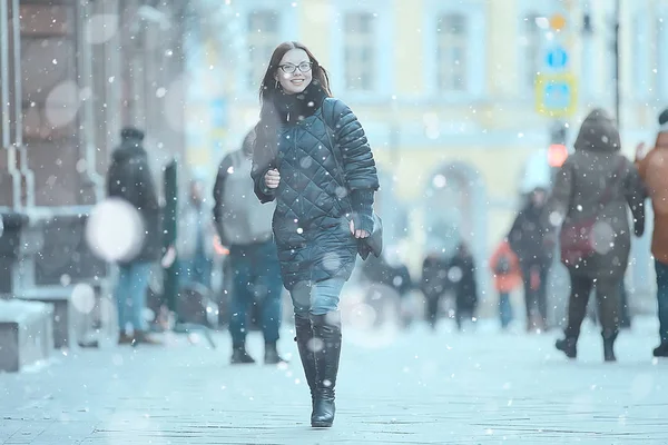 Взрослая Модель Девушка Пальто Зимней Прогулке Городу Рождественские Каникулы Городской — стоковое фото