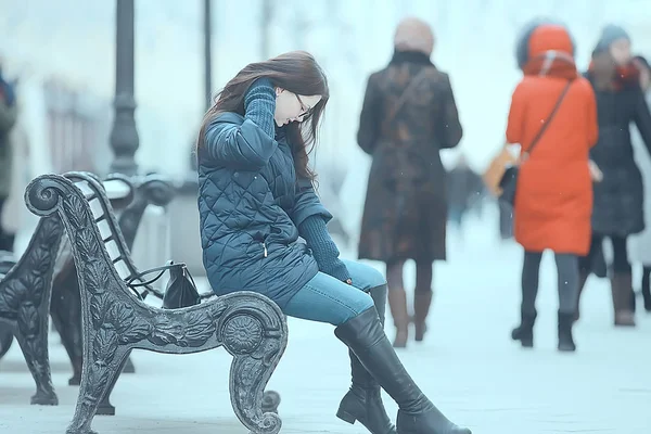 Erwachsenes Model Mädchen Mantel Auf Einem Winterspaziergang Der Stadt Weihnachtsurlaub — Stockfoto