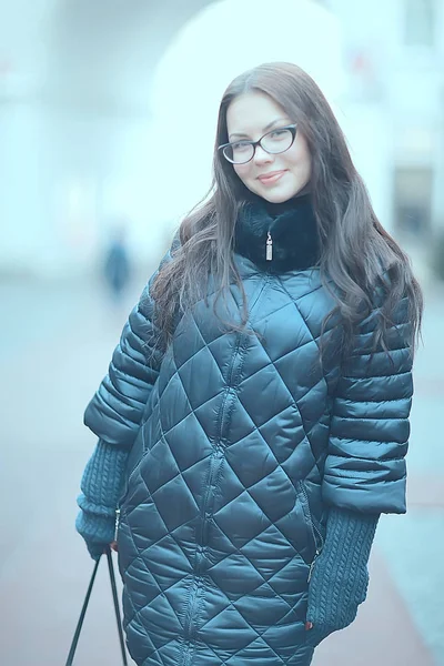 Okulary Zima Dziewczyna Śnieg Zimny Dzień Mieście Piękny Model Młoda — Zdjęcie stockowe