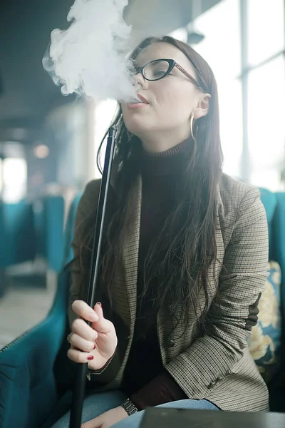 Menina Adulta Fuma Narguilé Café Interior Moderno Fumar Fumaça Boate — Fotografia de Stock