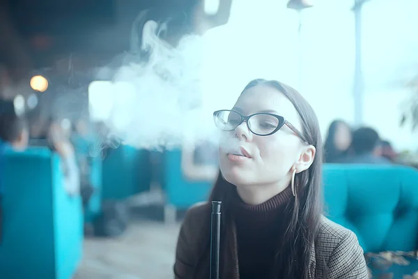 Menina Adulta Fuma Narguilé Café Interior Moderno Fumar Fumaça Boate — Fotografia de Stock