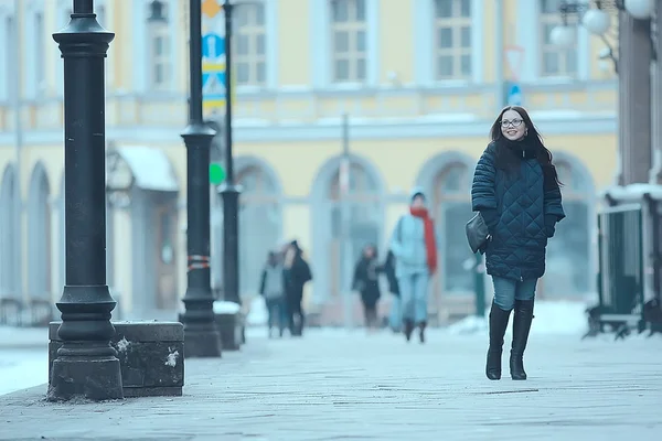 Felnőtt Modell Lány Egy Kabátot Egy Téli Séta Városban Karácsonyi — Stock Fotó