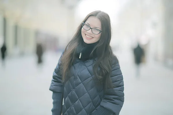 Adulto Modello Ragazza Cappotto Una Passeggiata Invernale Città Natale Vacanza — Foto Stock