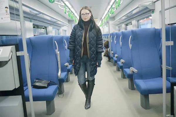 Mädchen Sitzt Zug Wintertransport Ein Erwachsenes Mädchen Sitzt Zugfenster — Stockfoto