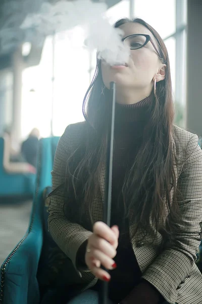 Menina Adulta Fuma Narguilé Café Interior Moderno Fumar Fumaça Boate — Fotografia de Stock