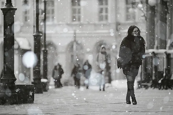 市内の冬の散歩にコートを着た大人モデルの女の子 クリスマス休暇都市ツアー — ストック写真