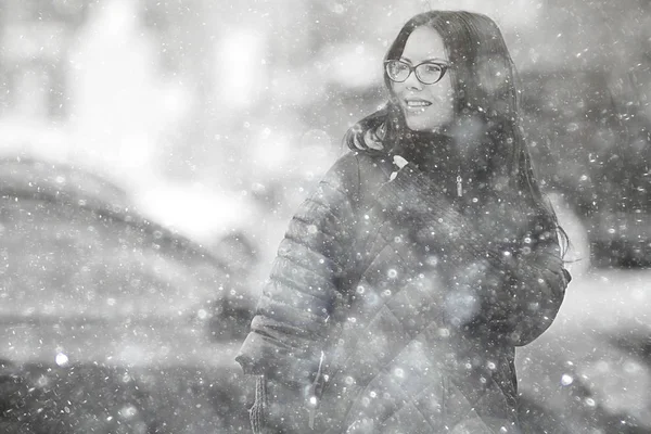 Bril Winter Meisje Sneeuw Koude Dag Stad Mooi Model Jonge — Stockfoto