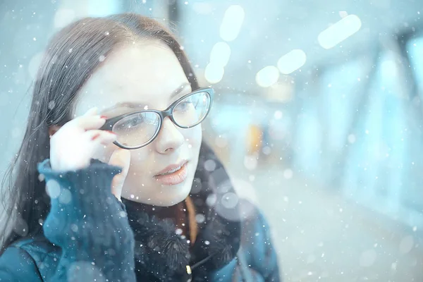 都会のメガネ冬の女の子雪 寒い日 寒い冬にメガネをかけた美しいモデル若い女性 — ストック写真