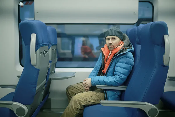 Uomo Siede Vicino Finestrino Nel Treno Concetto Trasporto Persone Passeggeri — Foto Stock