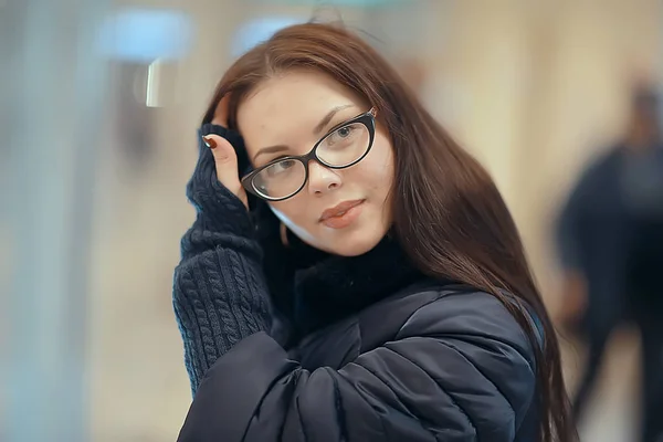 Bril Winter Meisje Sneeuw Koude Dag Stad Mooi Model Jonge — Stockfoto