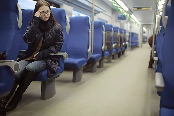 Mädchen Sitzt Zug Wintertransport Ein Erwachsenes Mädchen Sitzt Zugfenster — Stockfoto