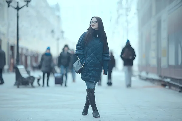 都会の環境で冬服を着た女の子冬割引ショッピング 若い大人の美しいモデル — ストック写真