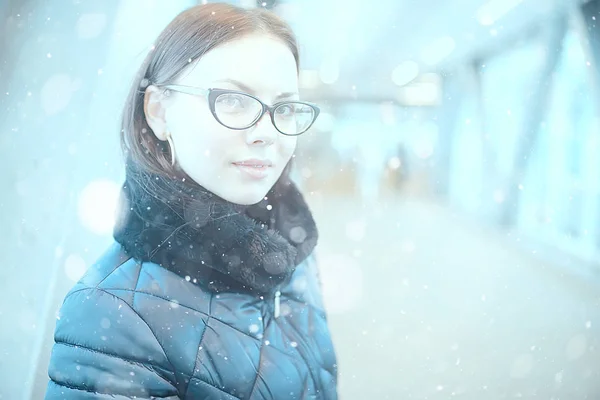 Brille Wintermädchen Schnee Kalter Tag Der Stadt Schönes Model Junge — Stockfoto