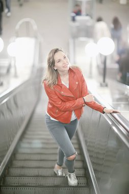 Moskova ' da kızlar yürümek / sonbaharda yalnız kız şehir etrafında bir ceket yürüyor