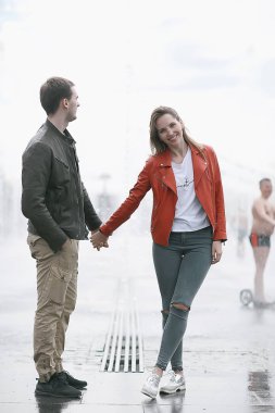 Roma'da bir yürüyüşte aşık çift, İtalya / genç aşıklar sarılmak, sarılmak ve aşk