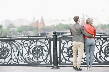 Sonbahar yürüyüşüne çıkmış genç bir aile. Sonbahar şehrinde yürüyen ceketli aşıklar.