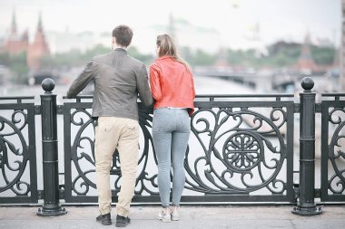 Sonbahar yürüyüşüne çıkmış genç bir aile. Sonbahar şehrinde yürüyen ceketli aşıklar.