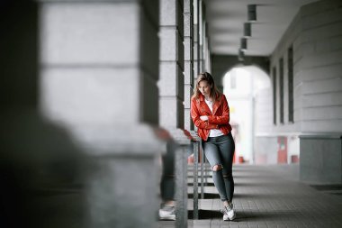 Moskova ' da kızlar yürümek / sonbaharda yalnız kız şehir etrafında bir ceket yürüyor