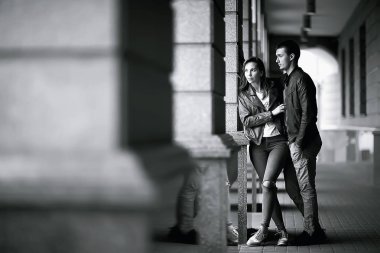 Sonbahar yürüyüşüne çıkmış genç bir aile. Sonbahar şehrinde yürüyen ceketli aşıklar.