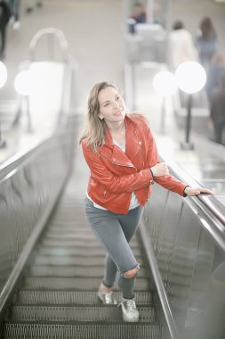 Moskova ' da kızlar yürümek / sonbaharda yalnız kız şehir etrafında bir ceket yürüyor