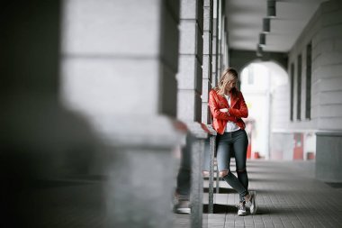 Moskova ' da kızlar yürümek / sonbaharda yalnız kız şehir etrafında bir ceket yürüyor