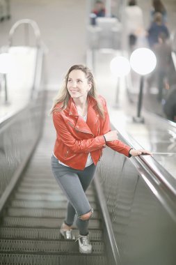 Moskova ' da kızlar yürümek / sonbaharda yalnız kız şehir etrafında bir ceket yürüyor