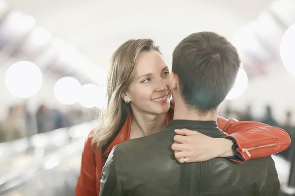 Verliebtes Paar Bei Einem Spaziergang Rom Italien Junge Liebende Umarmen — Stockfoto