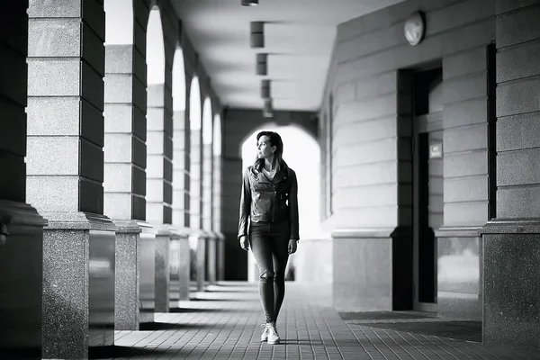 Caminar Chicas Moscú Chica Solitaria Otoño Camina Una Chaqueta Alrededor — Foto de Stock