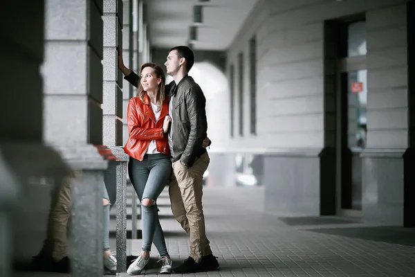 Couple Amoureux Lors Une Promenade Rome Italie Jeunes Amoureux Câlins — Photo