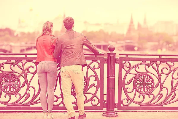 愛のピンクの調子のカップル 若い夫婦はパリでフランスを歩く ピンクの調子 ヴィンテージ愛好家 — ストック写真