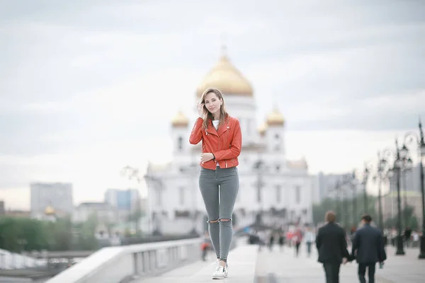 Caminar Chicas Moscú Chica Solitaria Otoño Camina Una Chaqueta Alrededor — Foto de Stock