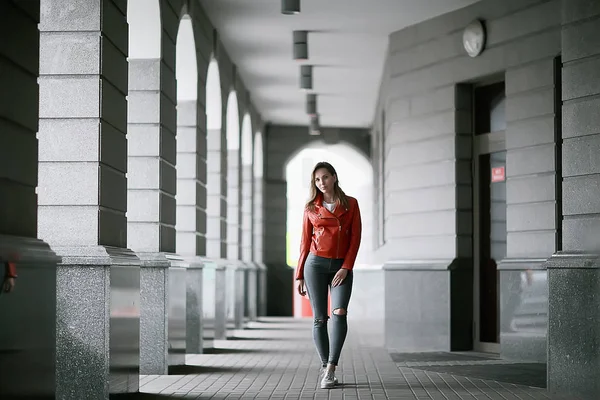 走在莫斯科的女孩 孤独的女孩在秋天走在城市周围的夹克 — 图库照片