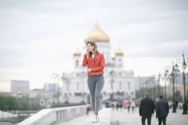 Caminar Chicas Moscú Chica Solitaria Otoño Camina Una Chaqueta Alrededor — Foto de Stock