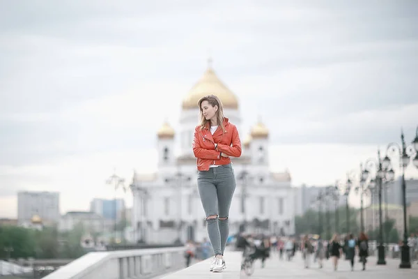 Caminhar Meninas Moscou Menina Solitária Outono Caminha Uma Jaqueta Redor — Fotografia de Stock