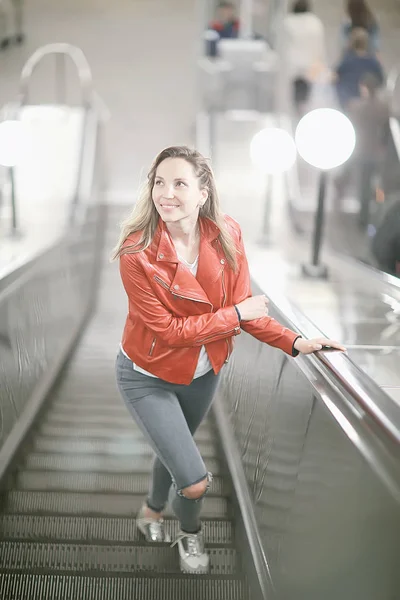 Moskova ' da kızlar yürümek / sonbaharda yalnız kız şehir etrafında bir ceket yürüyor