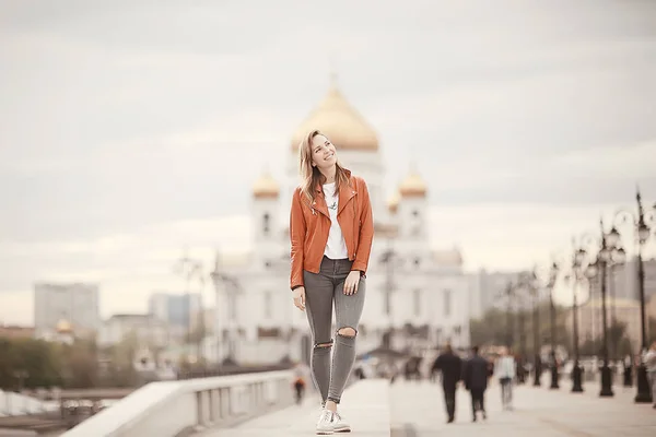 Caminhar Meninas Moscou Menina Solitária Outono Caminha Uma Jaqueta Redor — Fotografia de Stock